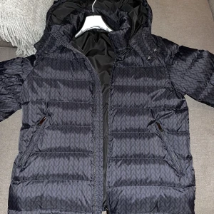 Valentino V print jacka  - Valentino jacka köpt för 18 500kr från farfetch använt 1 gång.