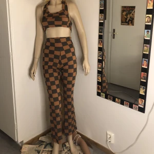 Byxor + top set - Schackrutigt byxor + top set. Jag köpte byxorna på topshop men de va för långa så använde det överflödiga tyget för att göra en top! Stretchigt material