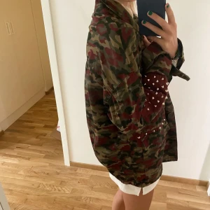 Zara jacka  - Säljer min UUUURSNYGGA zara jacka!!!!!! Jag köpte den här på plick 2022 för 700 kr och säljer den här för 400 + frakt💕 priset kan diskuteras. Men då den inte är använd mycket är priset lite högre. 