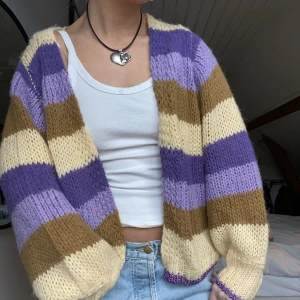 Kofta  - Så fin kofta som inte kommer till användning🥰 från pieces, använd 2 gånger. Har fina glitterdetaljer vid muddarna🥰🥰