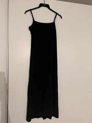 Långklänning  - Fin svart långklänning ifrån Gina tricot!