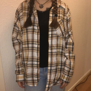 Flanell - Flanell skjorta från märket stories for her i stl L💞🫶🏻den är väldigt oversized på mig som vanligtvis har s/m i överdelar🤩