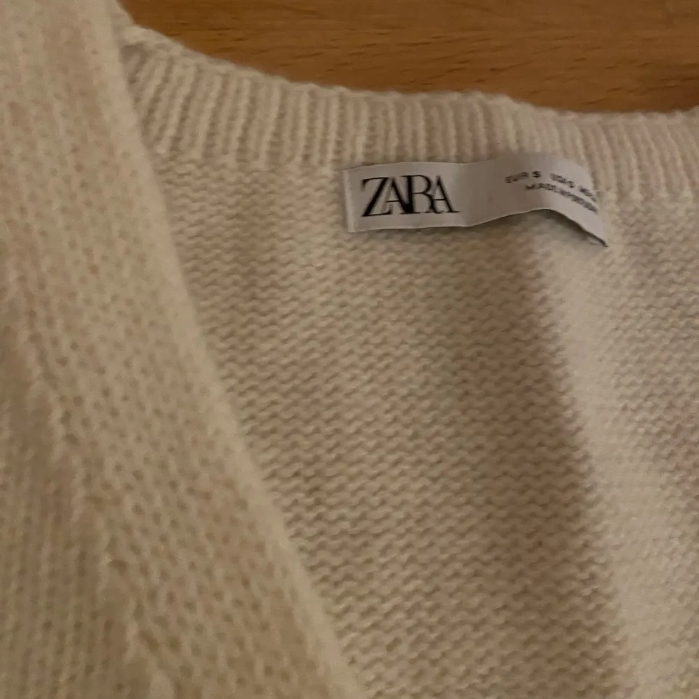 Fin och superskön benvit stickad väst från Zara. Endast använt en gång men inte riktigt min stil. Storlek S men lätt oversized! . Neuleet.