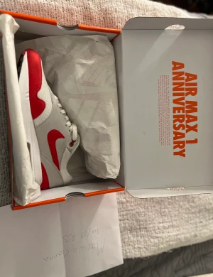 Nike Air Max 1 Anniversary st. 43 - Nike Air Max 1 Anniversary st. 43 Cond. 8/10 Sneakers sparsamt använt!   Säljes för 1500kr. Kan träffas i Stockholm/ Norrköping eller fraktas spårbart. Frakten står köparen för :)