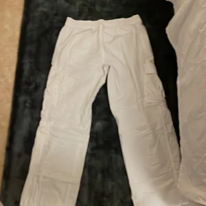 Cargopants - Säljer mina vita cargos från h&m i strl 40 (de är väldigt små i storleken) de är använda en gång så praktiskt taget i nyskick! Köparen står för frakten. 