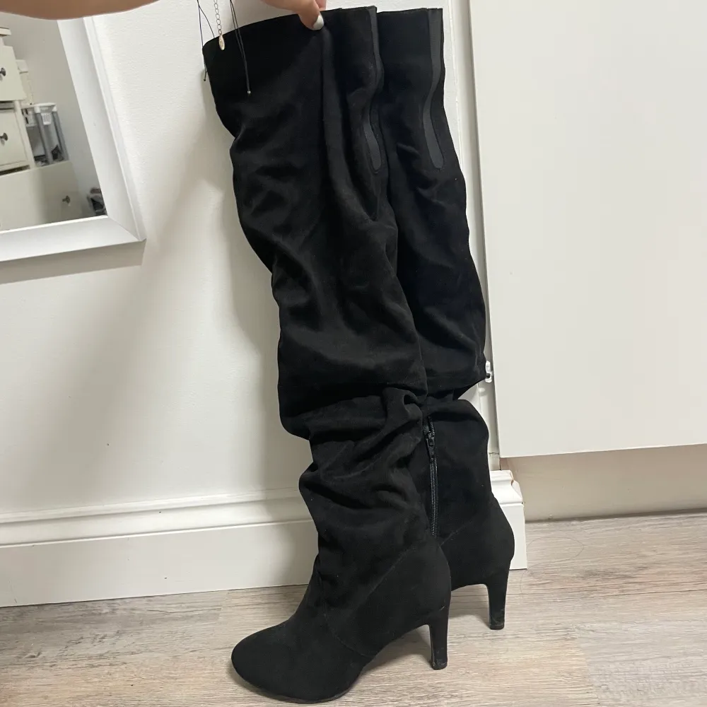 Knee boots från Anna Field. Köpt för några år sedan och är använda några gånger, är lite smutsig vid klacken och under sulan. Skriv i dm om ni vill ha fler bilder😊. Skor.