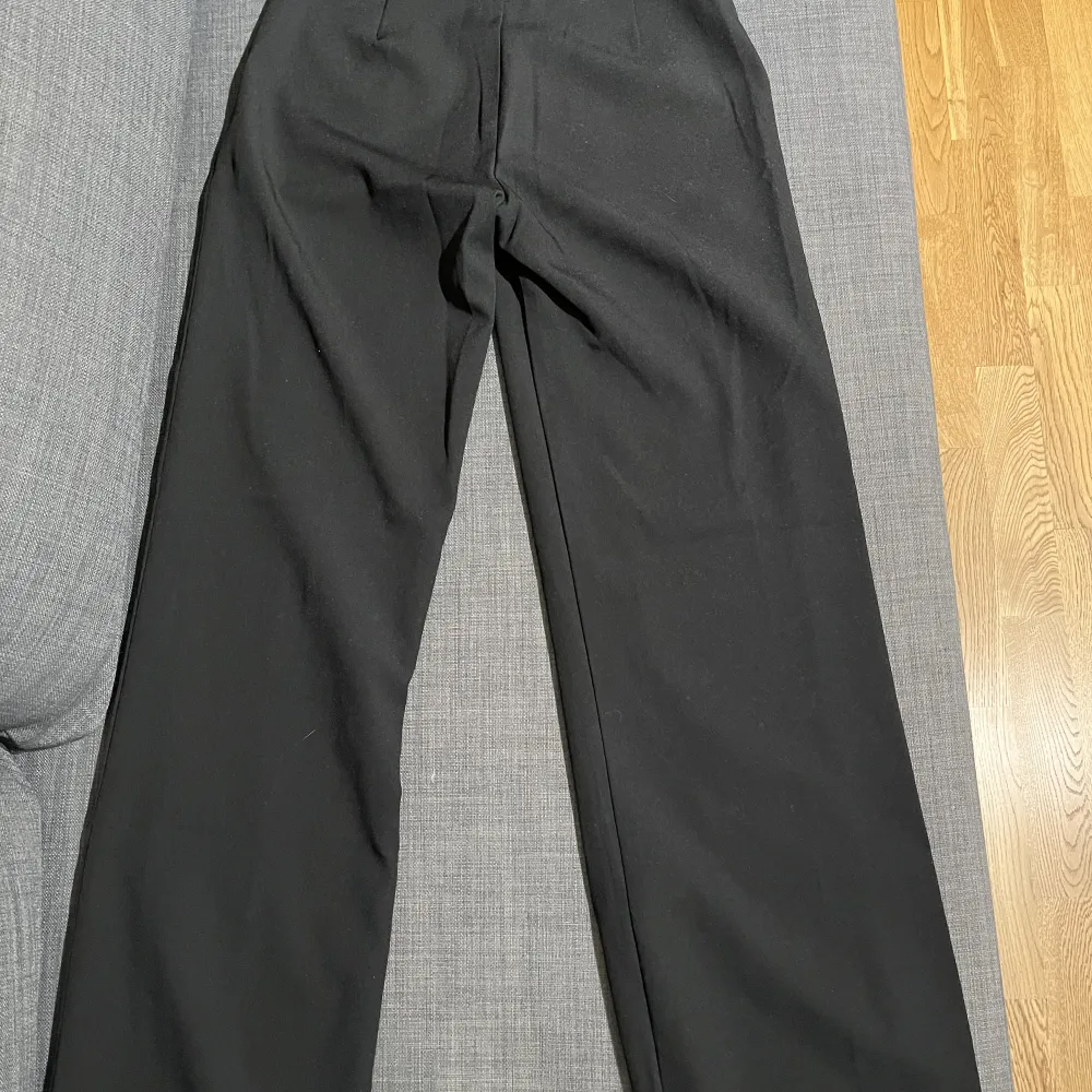 Ett par veckade kostymbyxor från madlady. Använd ett fåtal gånger. Orginalpris 599kr. Säljer med inkl frakt. Jeans & Byxor.