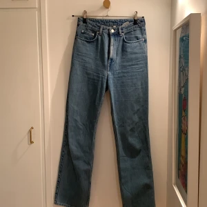 Weekday Rowe jeans 28/32 - Mjuk kvalitet, helt oslitna i benslutet. 