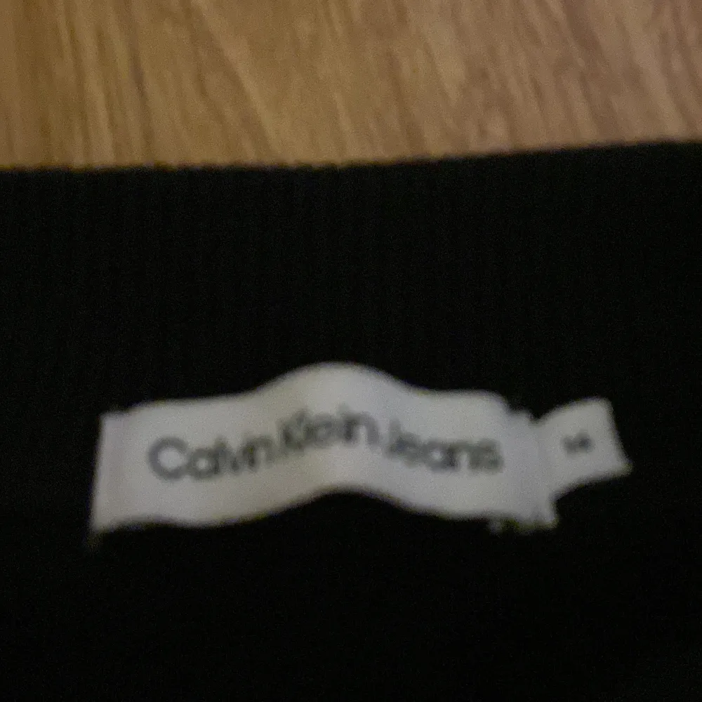 Hej jag säljer en fin och varm Calvin Klein tröja som köptes för 500kr men jag säljer för 300kr 🙂. Tröjor & Koftor.