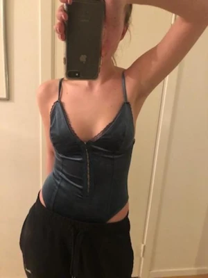 Body topp - Korsett-liknande turkåst (turkost?) linne body topp i velvet/sammet material med spets detaljer, använd 2-3 gånger. 