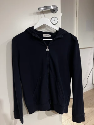 Moncler Mörkblå Zip Hoodie - WTS Moncler Mörkblå Zip Hoodie Cond: 9/10 Bud: 2000 Bin: 2500 Storlek: S Kvitto finns Tar emot trades