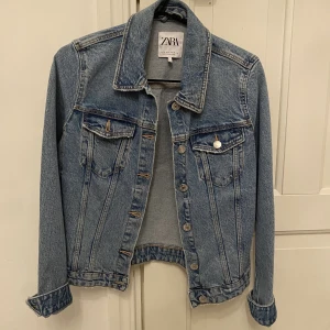 Jeansjacka - Jeansjacka från Zara i storlek 36 och är knappt använd. Finns i Södertälje men kan postas🥰
