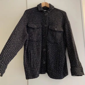 Oversized skjortjacka - Snygg, Oversized skjortjacka från Zara. Bra kvalitet, gott skick, sparsamt använd. Storlek XS. 