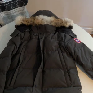 Canada goose - Äkta canada goose jacka! Storlek S, den är som ny knappt använd. Kan släppa billigare vid snabb affär!