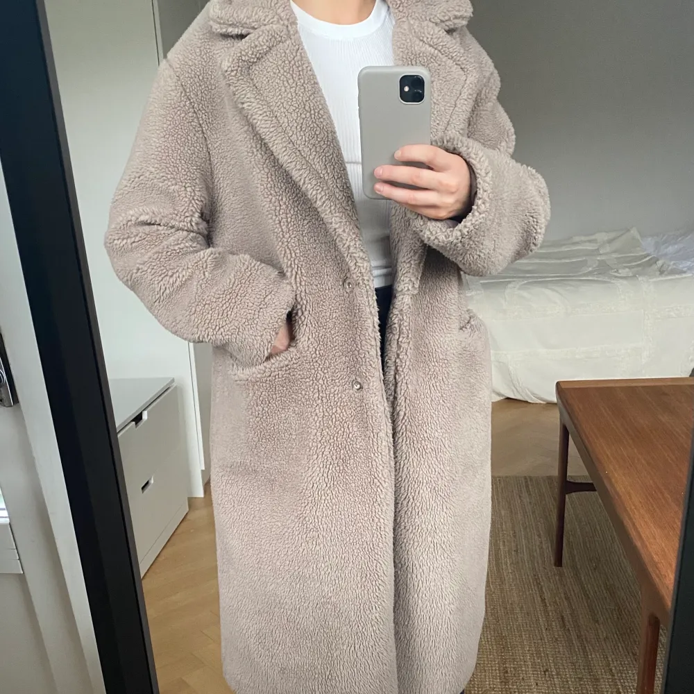 Teddyjacka/kappa i en greyish nyans. Varm gråbeige. Primark. Strl. 38. . Takit.