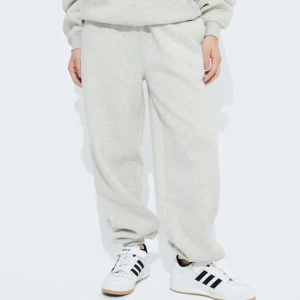 Mjukisbyxor - Grå mjukisar från BikBok som jag inte alls använt. Jättesköna och jättestora.  Nypris: 399