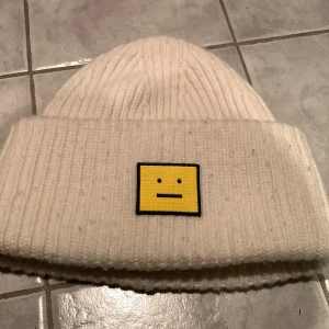 Acne mössa - Säljer min Acne mössa då jag inte längre använder den. Mössan är i bra skick 9/10 köpt på Nk förra året