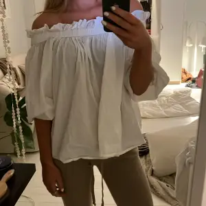 Så söt of shoulder blus lite oversized! Så fin till sommaren! 