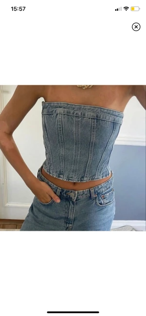 Jeanskorsett - Jeanskorsett ifrån zara, helt oanvänd! Lånade bilder!