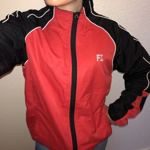Jacka - ❗️FINNS KVAR❗️En tunn jacka från Fz Forza, väldigt bekväm och snygg jacka, uppskattad storlek m-l på mig som har s/m i överdelar🥰💞säljer för 150kr