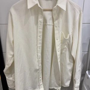 Overshirt - Säljer denna jättefina overahirten ifrån zara, den har aldrig kommit till användning!