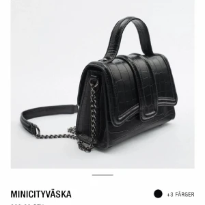 Svart zara väska - Säljer min svarta väska från zara som är helt oanvänd, lappen sitter kvar💗