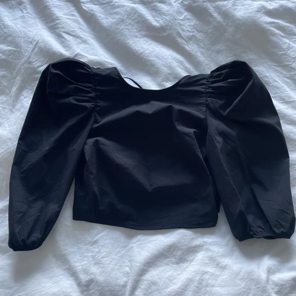 En lite croppad blus från Gina tricot med snörning baktill, aldrig använd🤍 storlek XS. Blusar.