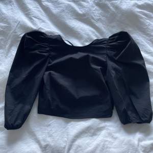 En lite croppad blus från Gina tricot med snörning baktill, aldrig använd🤍 storlek XS