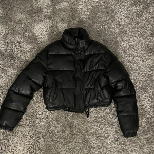 Svart vinterjacka - Super snygg vinterjacka ifrån bershka! Lite kortare i modellen och storlek XS men passar även S🫶🏻 Sparsamt använd!!