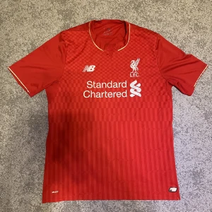 Liverpool fotbollströja  - En Liverpool tröja från 2015/2016 säsongen. Den har lite skador på sponsorn, ytterst på ärmarna och på kragen. Jag säljer den pga att jag inte har någon användning av den och för att den är för stor för mig. Pris kan diskuteras.