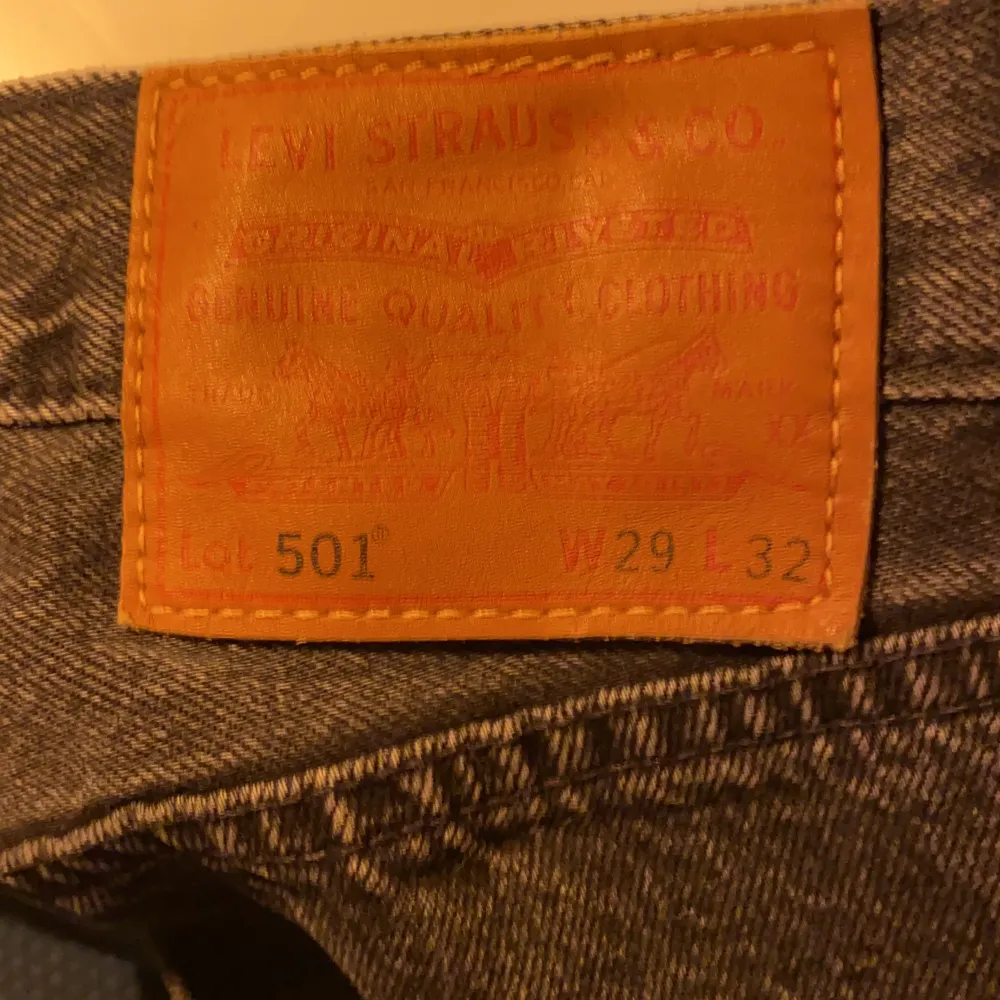 Hej! Jag säljer nu mina nästan helt oanvända svarta Levi’s 501 jeans. Jag säljer dom pågrund av att dom är alldeles för små. Storleken är w29 och L32.. Jeans & Byxor.