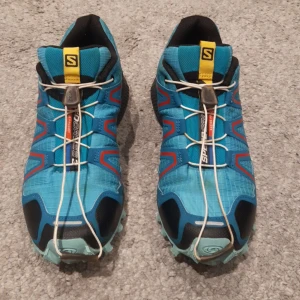 Salomon Speedcross 3 - Salomon vandringsskor i fint skick, men har dock ett fåtal små fläckar som knapt syns. passar också storlek 40 är öppen för prisändring vid snabb affär