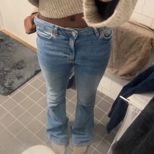 Zara jeans  - Säljer ett par zara jeans i modellen bootcut!!💗💗 sitter jätte bra på, kom privat för övriga frågor💗💗