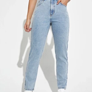 Mom jeans  - Dessa mom jeans kom också små På mig, därför säljer jag de.