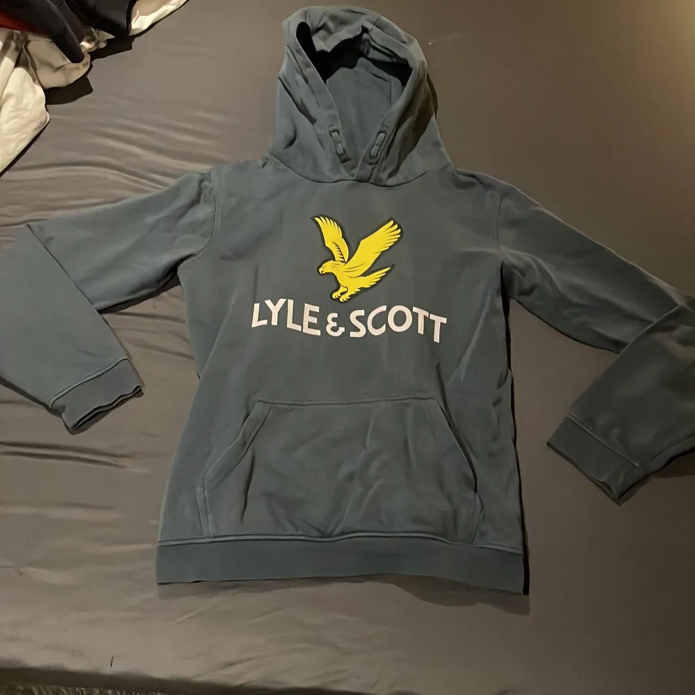 Säljer nu en Lyle scott hoodie i storlek xs/s, inköpt för runt 500kr, mitt pris 250kr. Jag står inte för frakt!. Hoodies.