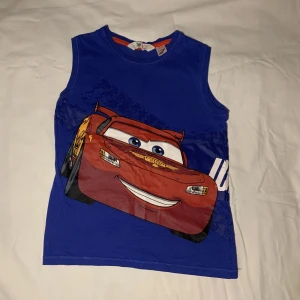 Topp - Linne i bra skick. Barntröja som fungerar som magtröja. 