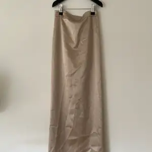 Underbar kjol i en vacker campange färg 