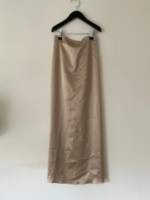 Satin kjol - Underbar kjol i en vacker campange färg 