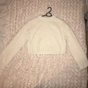 Stickad tröja från H&M - Beige stickad tröja från H&M. Storlek S. Kortare i magen och lite längre och vidare i ärmarna. Använd några få gånger inget fel.