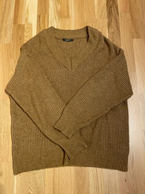 Söt stickad tröja - Supermysig brun stickad tröja från Gina Tricot! Använd fåtal gånger och är i bra skick, storlek XL men funkar även bra som oversized🫶🏼