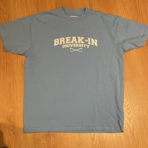 Break in T-shirt - Säljer break in T-shirt från merchsweden  för 500 kr. Nästan aldrig använd storlek xs