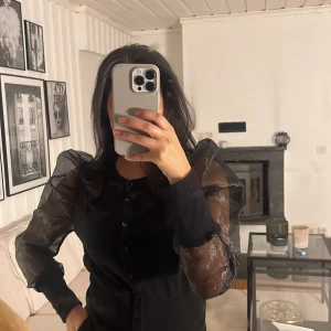 Topp med mesh  - Svart topp från chiquelle med mesh i storlek xs, knapparna går att öppna! 💗 frakt tillkommer 