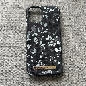 Mobilskal  - ett iPhone 11 PRO ideal of sweden skal i ett super skick, älskar det