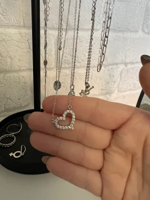 Halsband  - Halsband i fint skick. 15kr + 15kr frakt 