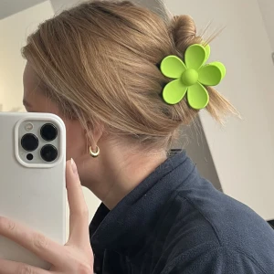 Hårklämma  - Färger som inte passar mig. Nya. Storlek 7cm.  25 kr styck eller 2 för 40 kr osv. Kryssade=sålda