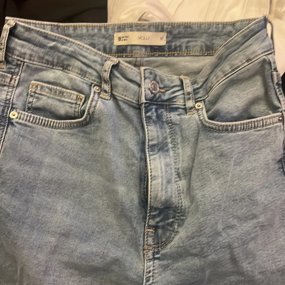 Gina jeans köpta förra året sommaren strl M ganska långa med en öppning längst ner vid foten har aldrig använt dem så dem är nya för dem aldrig är använda  pris kan diskuteras och kan sänkas. Jeans & Byxor.