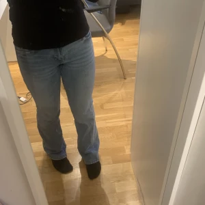 Lågmidjade jeans  - Lågmidjade jeans i gott skick. Använd några få gånger. Orginal pris 400kr. Köpt för cirka halv år sen.🙂
