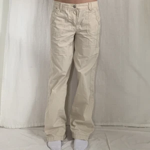 Lågmidjade cargo byxor - Använd köp nu! Midja:84 Innerben:82 Jag är 169 med W28 som referens🫶