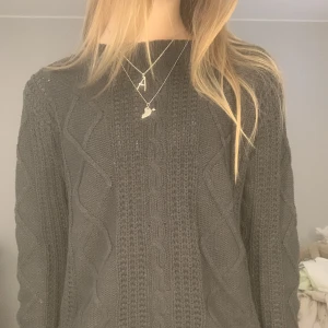 Stickad svart tröja!  - Säljer denna svarta stickade tröjan med mönster på. Den är använd några gånger och är ganska sliten. Storleken på tröjan är S. 🥰