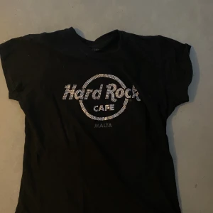 Hard Rock Cafe t shirt strass - Str S/36. Bra skick. Strass-stenar på bröstet.